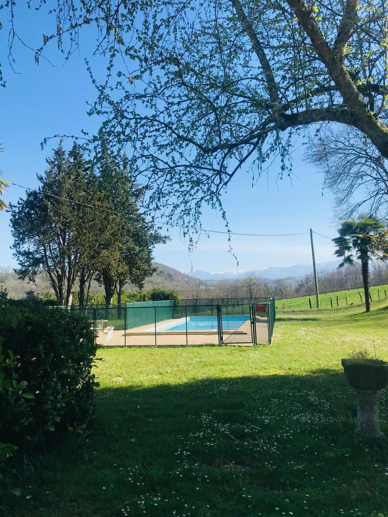L'Oree Des Roses, Hebergement De Vacances Avec Jardin Et Piscine Gan 외부 사진