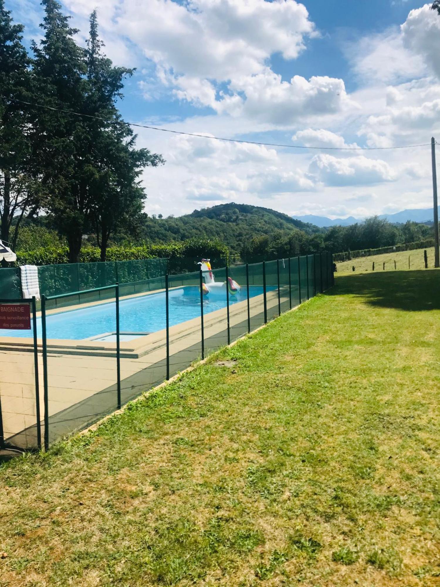 L'Oree Des Roses, Hebergement De Vacances Avec Jardin Et Piscine Gan 외부 사진